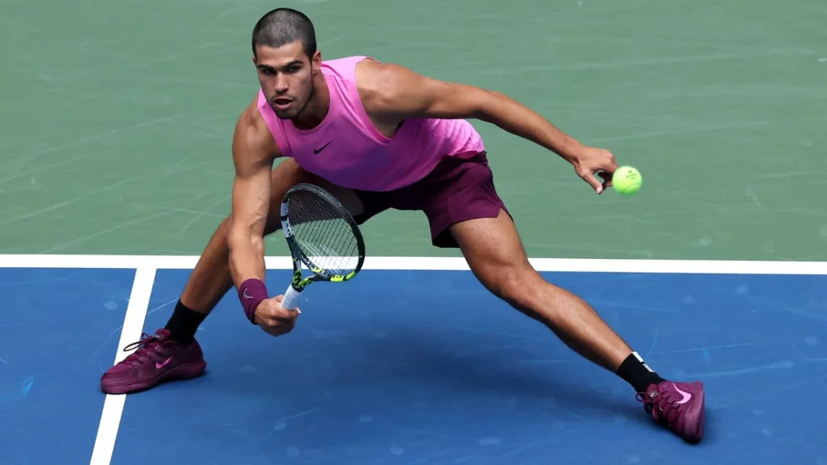 El español Carlos Alcaraz reacciona tras derrotar al checo Jiri Lehecka en su partido de cuartos de final masculino en el décimo día del torneo de tenis US Open