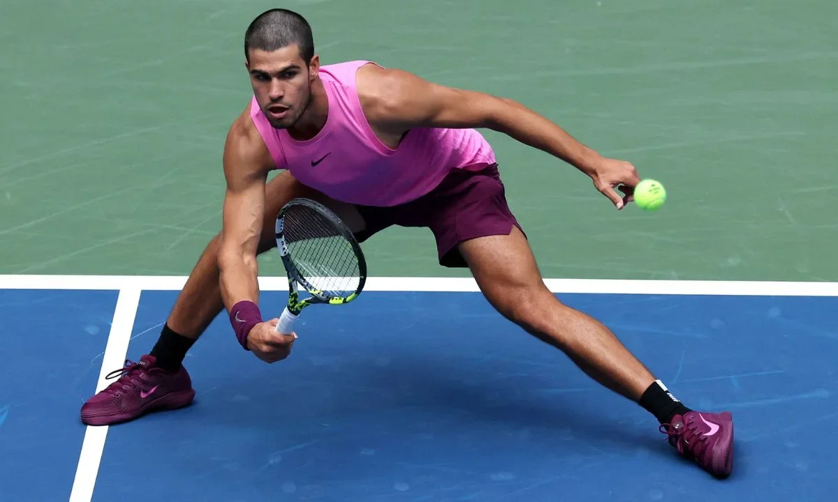 El español Carlos Alcaraz reacciona tras derrotar al checo Jiri Lehecka en su partido de cuartos de final masculino en el décimo día del torneo de tenis US Open