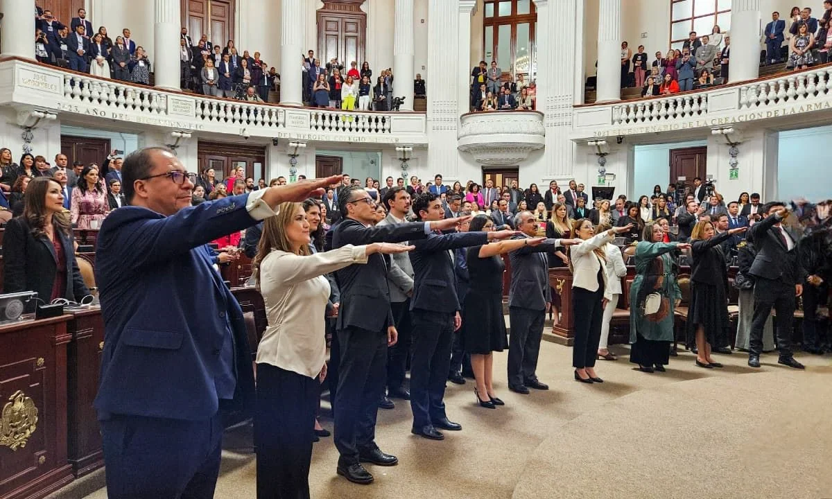 Histórico. Por primera vez, 137 jueces y magistrados electos por voto popular, que atenderán casos pendientes del PJ, rindieron protesta en el Congreso de la Ciudad de México durante una sesión solemne.