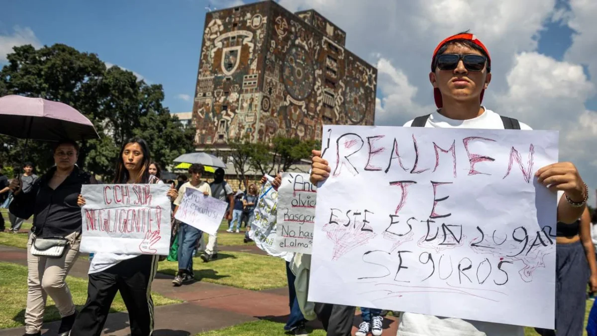 Alumnos de la UNAM se manifestaron para exigir seguridad en todos sus planteles tras el ataque en el CCH Sur.