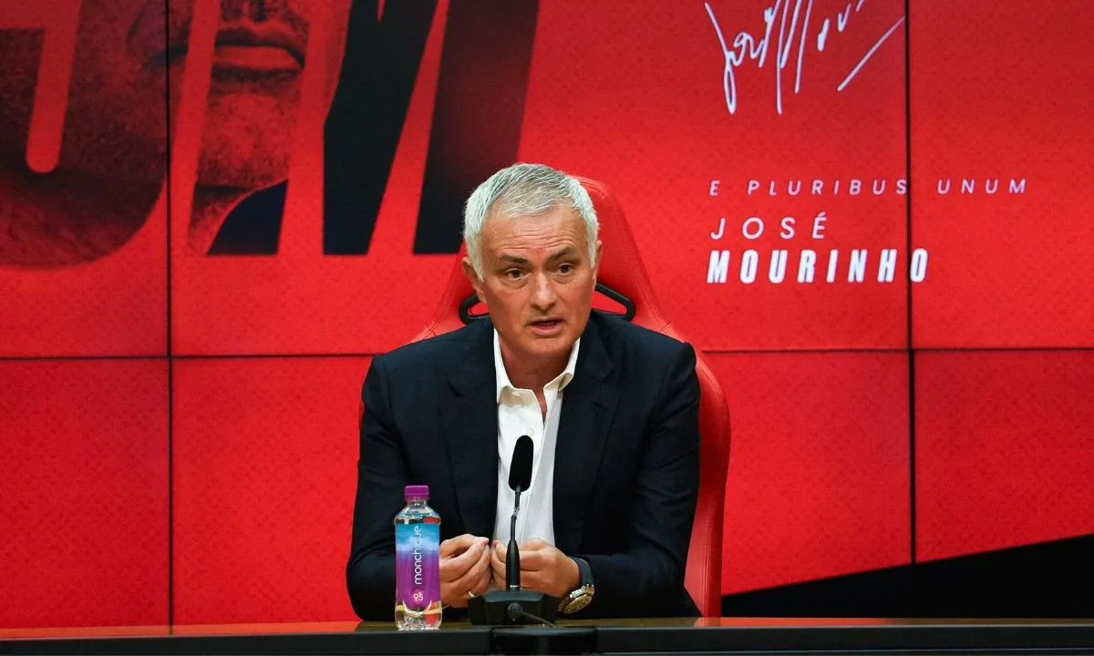 Benfica presenta a Mourinho como su nuevo DT