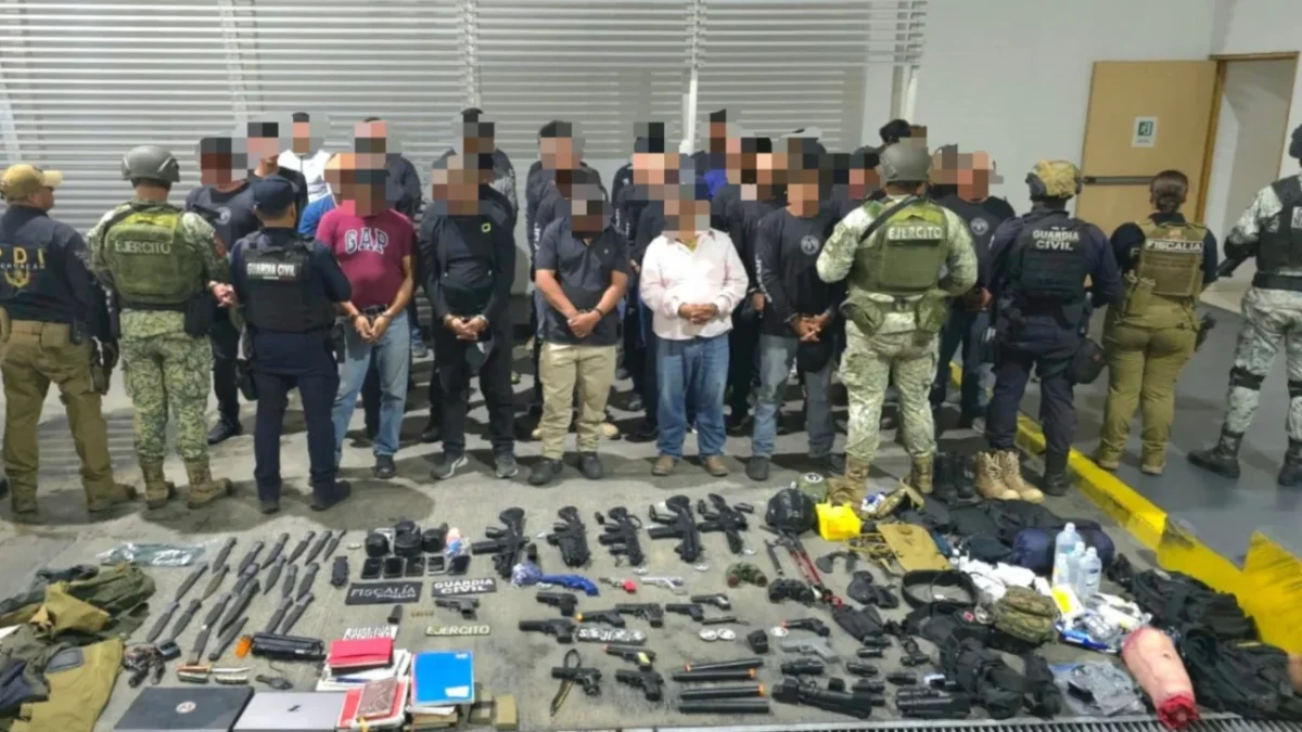 Elementos federales y estatales aseguraron armas, réplicas y equipo táctico durante la detención de 38 miembros de “Jazher”.