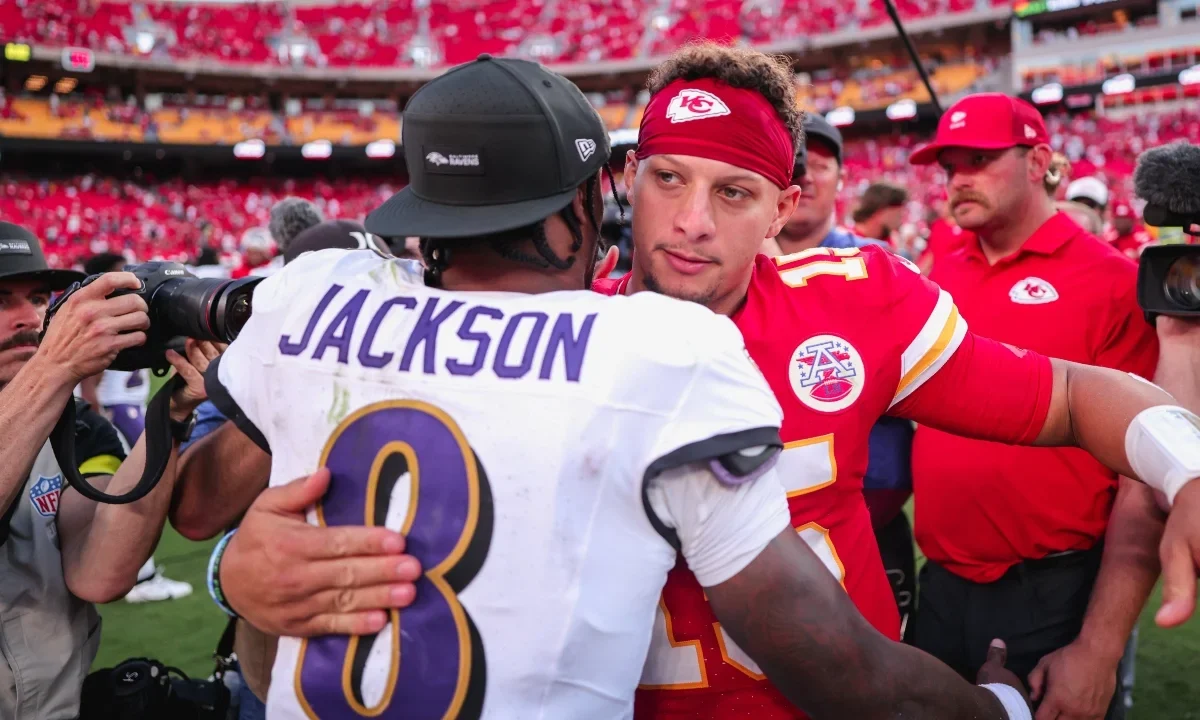 Patrick Mahomes lideró a los Chiefs con cuatro pases de touchdown para superar a los Ravens 37-20 en Arrowhead.