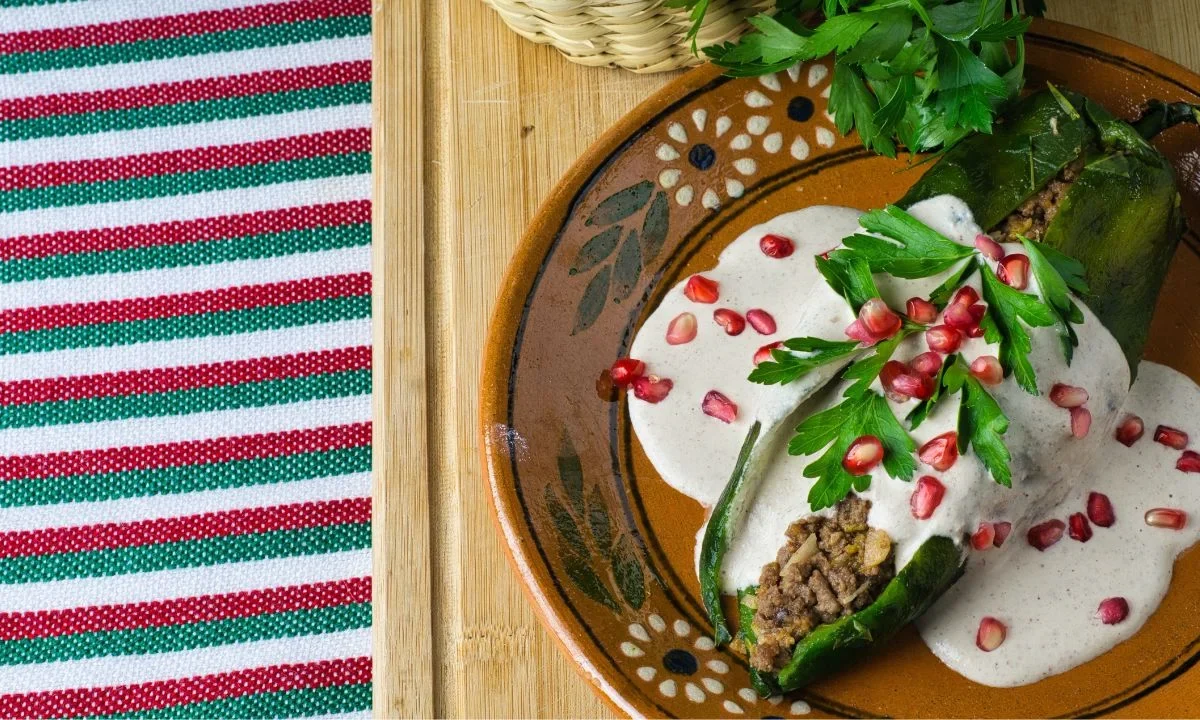 No sientas culpa y disfruta de la gastronomía mexicana con platillos de temporada como el chile en nogada sin importar las calorías.