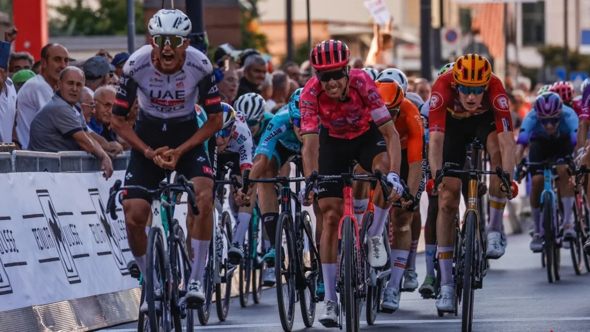 Isaac del Toro celebra su victoria en el Trofeo Matteoti, consolidando su dominio en el ciclismo internacional.
