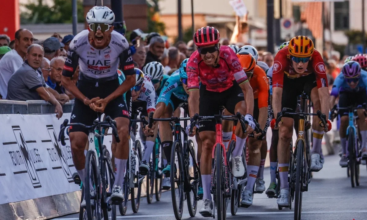 Isaac del Toro celebra su victoria en el Trofeo Matteoti, consolidando su dominio en el ciclismo internacional.