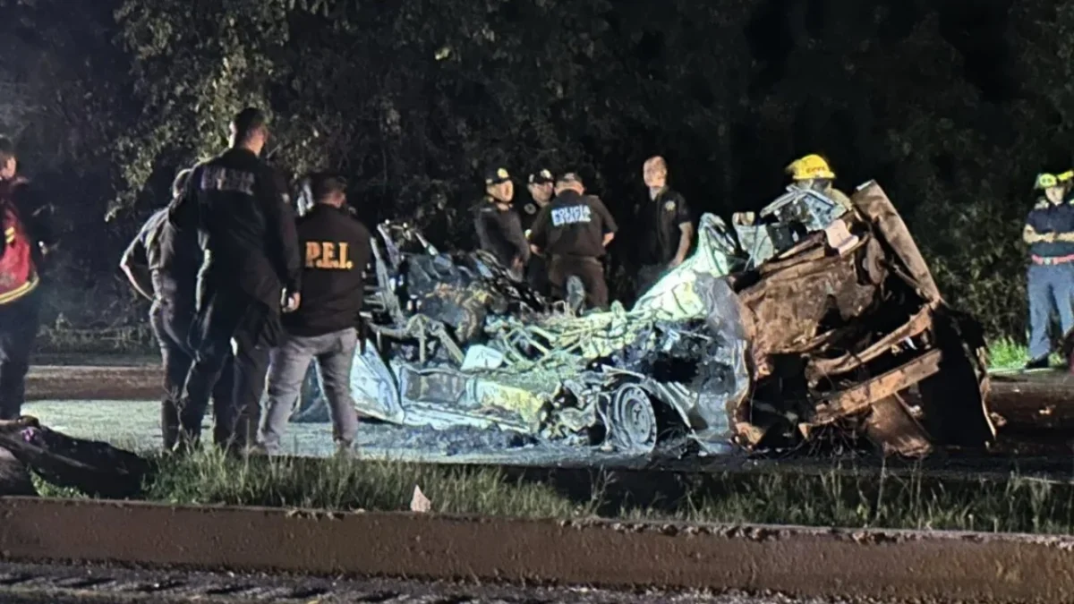 Familiares reciben apoyo de autoridades tras el trágico accidente en la carretera Mérida–Campeche.