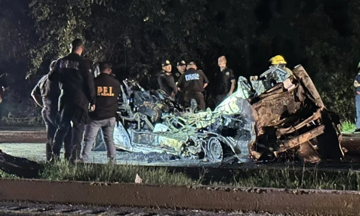 Familiares reciben apoyo de autoridades tras el trágico accidente en la carretera Mérida–Campeche.