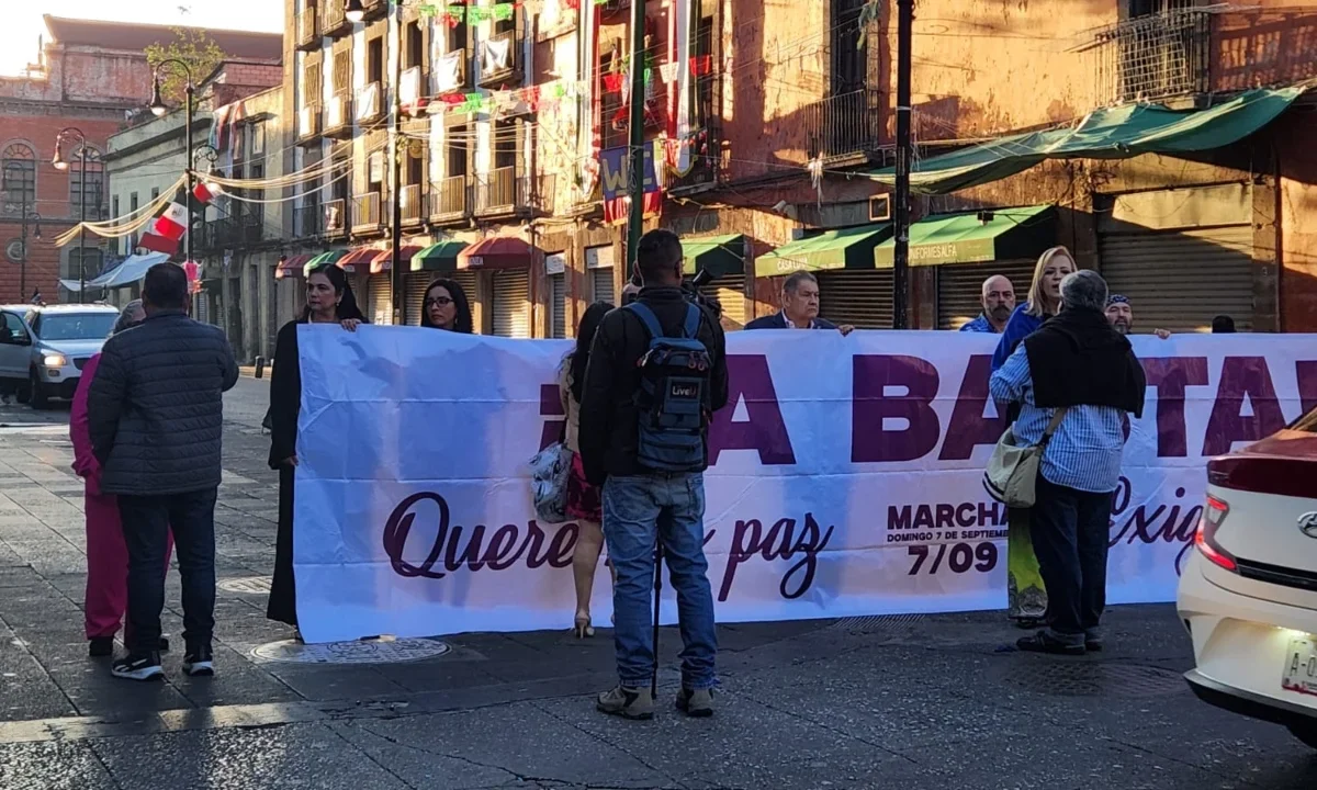 Colectivos de Sinaloa se manifestaron en Palacio Nacional para demandar seguridad, paro de la violencia y un encuentro con la presidenta Claudia Sheinbaum.