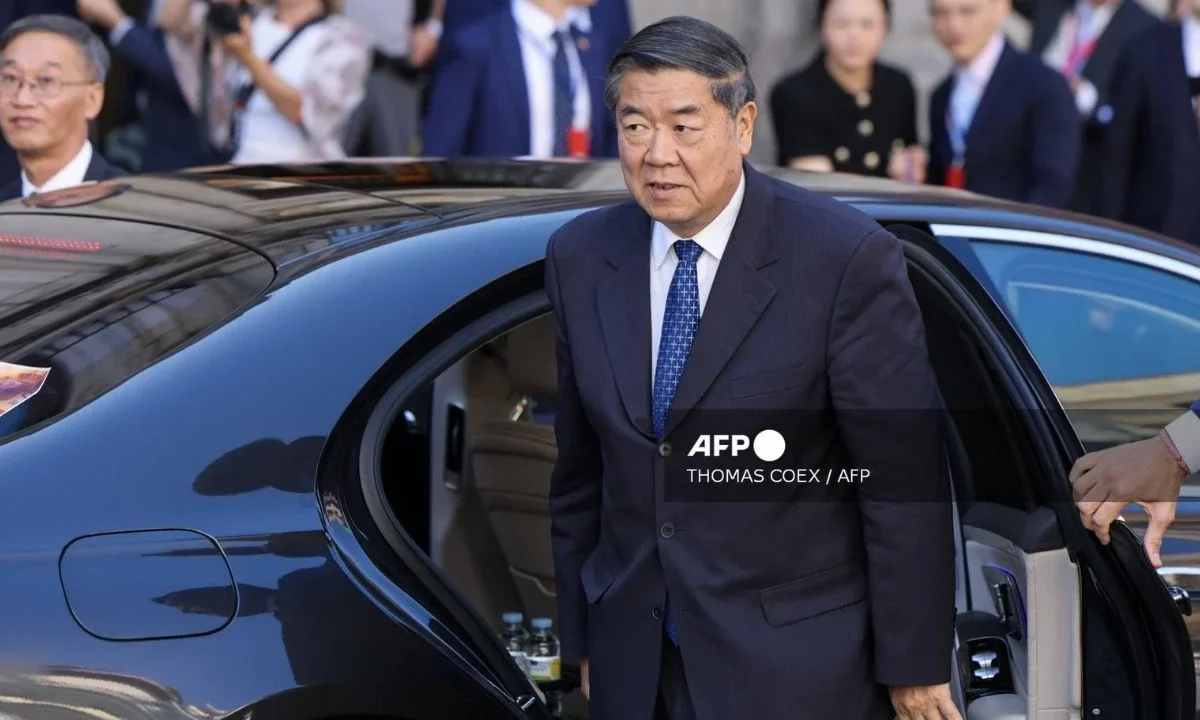 Funcionarios de China y EU buscan relajar tensión