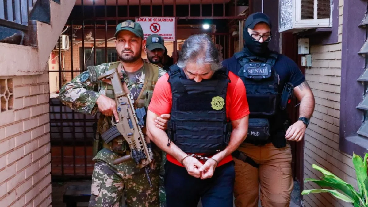 Paraguay expulsó a Bermúdez Requena, líder de "La Barredora"; Gabinete de Seguridad ya lo escolta a México para ingresarlo en el Altiplano.