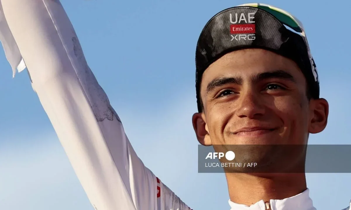 Del Toro gana en la Toscana e impone marca con UAE Team Emirates
