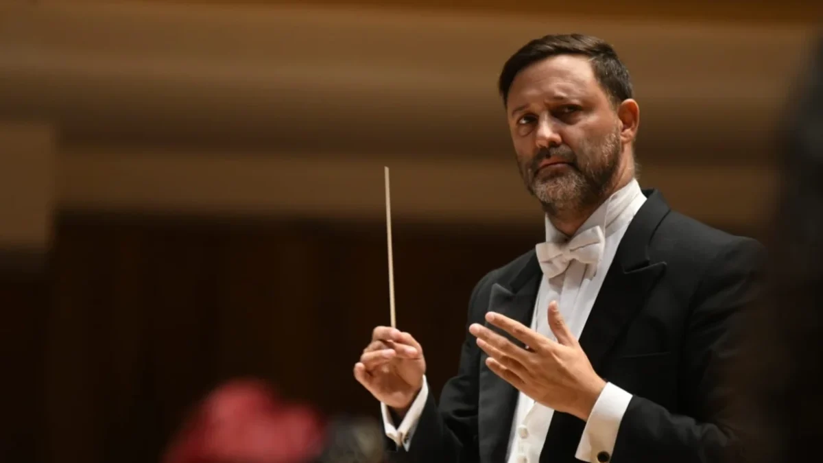 Rodrigo Macías lidera la orquesta en un homenaje al Príncipe de la Canción, José José, con arreglos orquestales y ocho voces en escena.