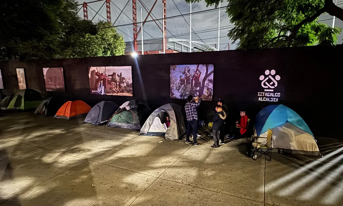 La fiebre por Oasis ya se vive en la CDMX, pues a 24 horas del primer concierto de la banda, fans ya hacen fila al exterior del Estadio GNP.