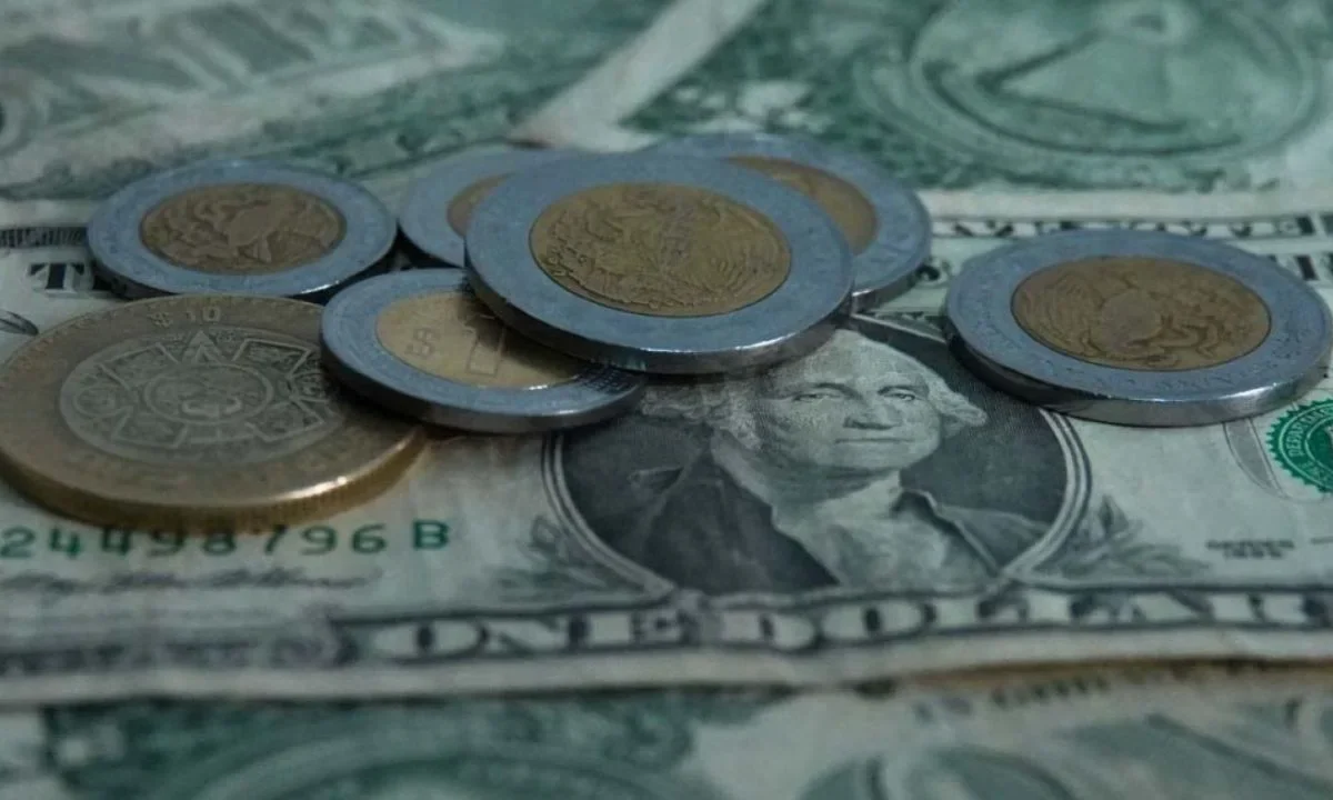 El peso mexicano vivió una jornada volátil pero logró cerrar con una clara apreciación, frente al dólar estadounidense.