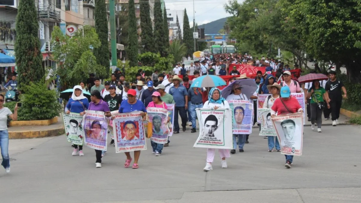 Normalistas de Ayotzinapa marcharon por las calles de Chilpancingo.