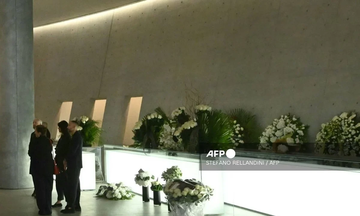 Durante el homenaje a Georgio Armani en Milán, asistentes depositaron coronas de rosas blancas a la entrada de la sala donde fue velado.