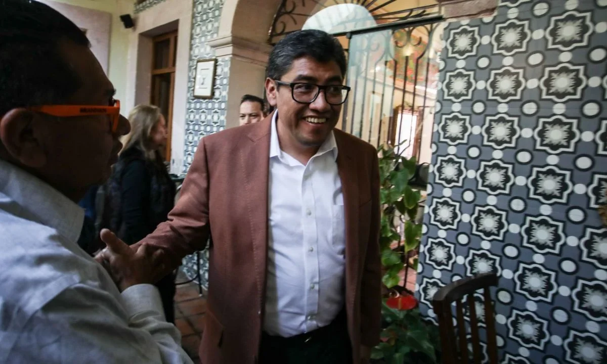 Saúl Monreal propone elegir diputados plurinominales por tómbola, cambiar nombre de los Poderes de la Unión y reducir a 64 los senadores.