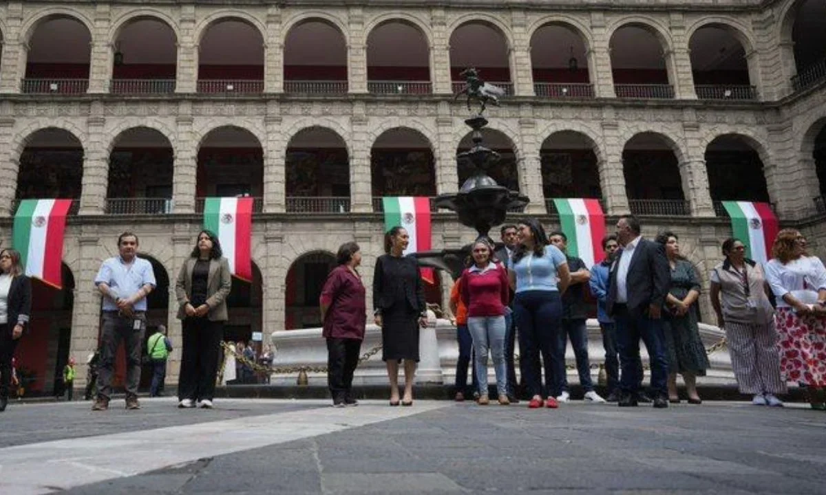 A primera hora del viernes, la presidenta Claudia Sheinbaum izó a media asta la bandera del Zócalo para recordar a víctimas del 19S.