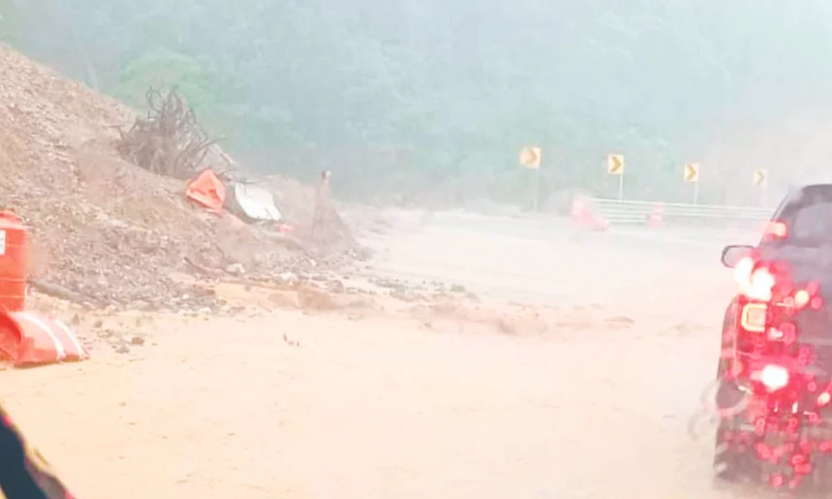 Deslaves y encharcamientos bloquean carreteras en Chiapas tras las intensas lluvias provocadas por la tormenta tropical Narda.