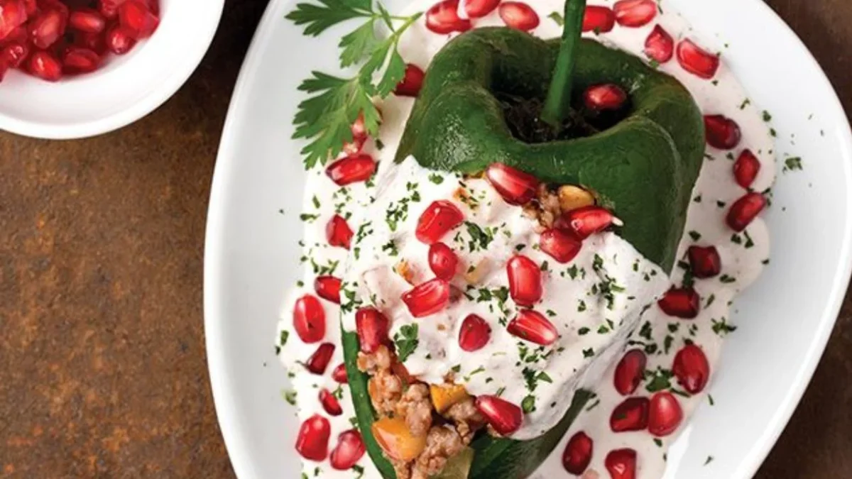 Este 15 de septiembre, la nogada: salsa blanca hecha de nuez de castilla , leche y queso fresco se roba la atención en la mesa mexicana.