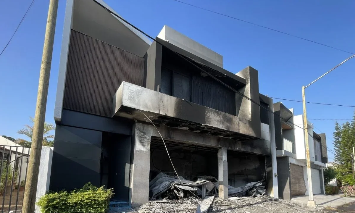 Atacan y queman 2 residencias en Culiacán, no hubo heridos