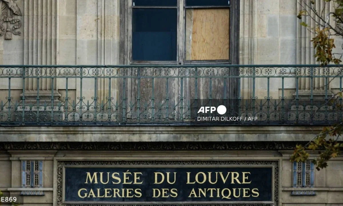 Caen 2 presuntos ladrones de joyas del Museo Louvre