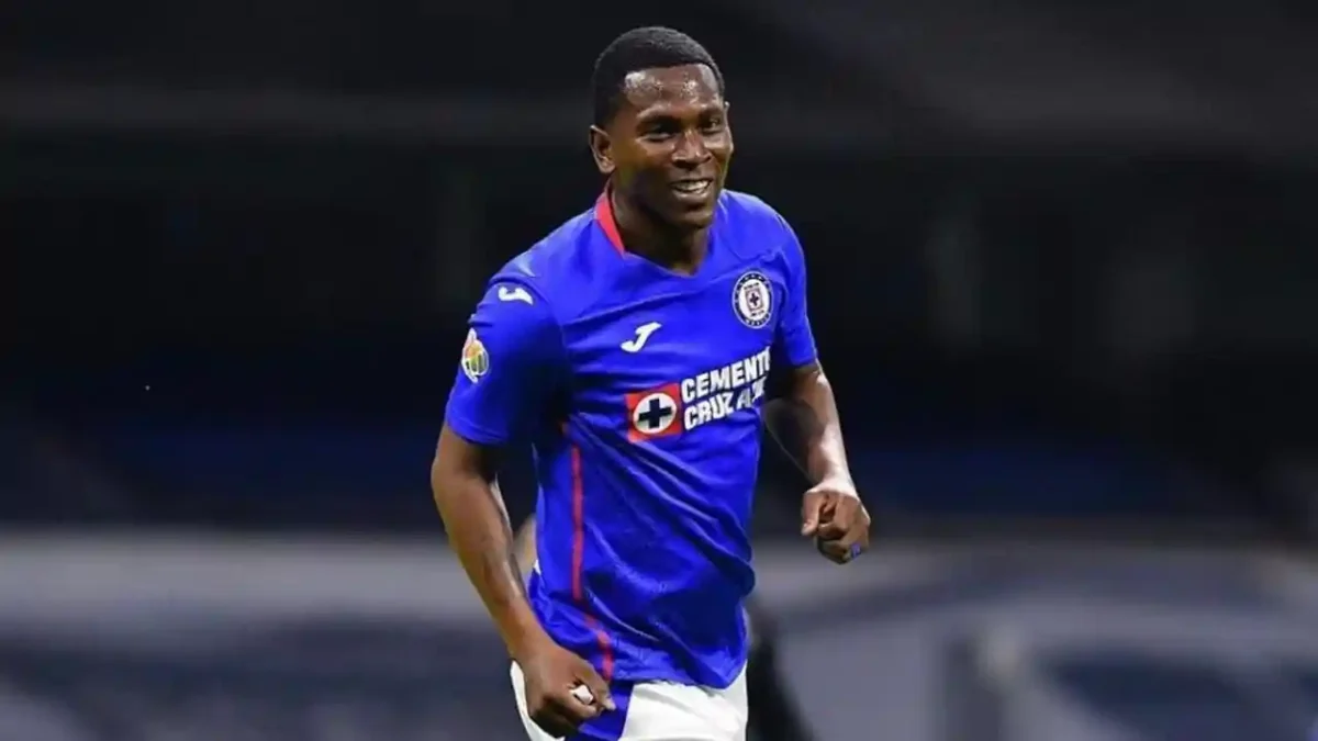 futbolista ecuatoriano Bryan "Cuco" Angulo Cruz Azul
