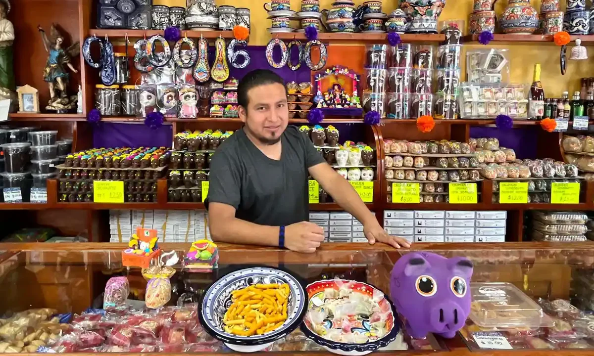 En Día de Muertos, la calle de los dulces se llena de color