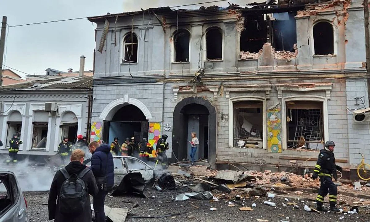 FRUSTRACIÓN. Agentes ucranianos inspeccionan el lugar de un ataque con drones que impactó un jardín de infantes en Járkov, en medio de la invasión rusa en Ucrania.