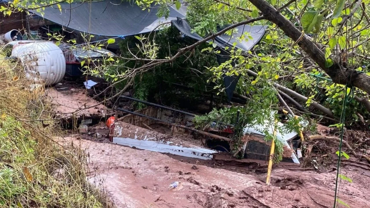 CRISIS. El deslave del cerro Chuperio, en Guerrero, enterró una vivienda.