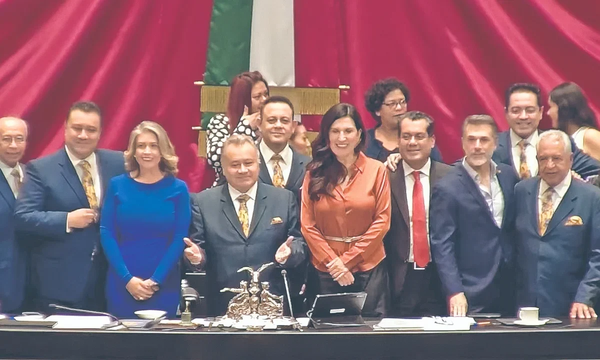 La Sonora Santanera se presentó en San Lázaro mientras los diputados votaban la reforma a la Ley Aduanera.