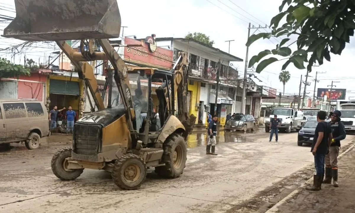 Trabajadores de la CFE realizan labores de reconexión y mantenimiento tras afectaciones por lluvias y fuertes vientos en varios estados.