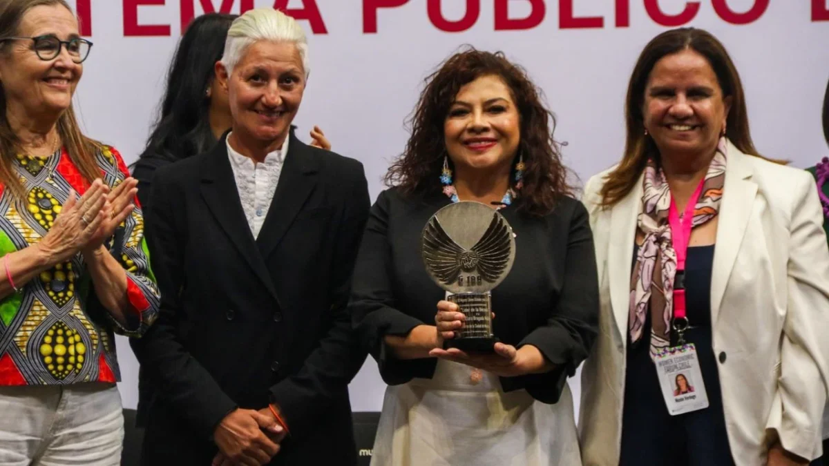 Clara Brugada fue reconocida con el galardón 'Mujer de la Década', otorgado por la organización Women Economic Forum y G100.