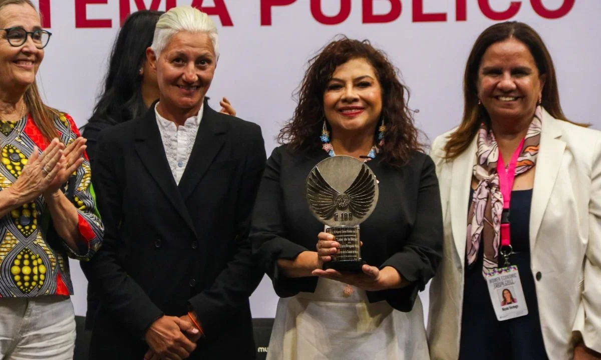 Clara Brugada fue reconocida con el galardón 'Mujer de la Década', otorgado por la organización Women Economic Forum y G100.