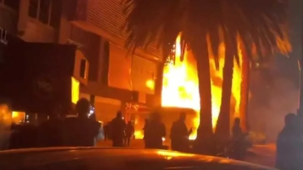 Captan el momento exacto de la explosión e incendio en el restaurante La Soldadera, en inmediaciones del Monumento a la Revolución.