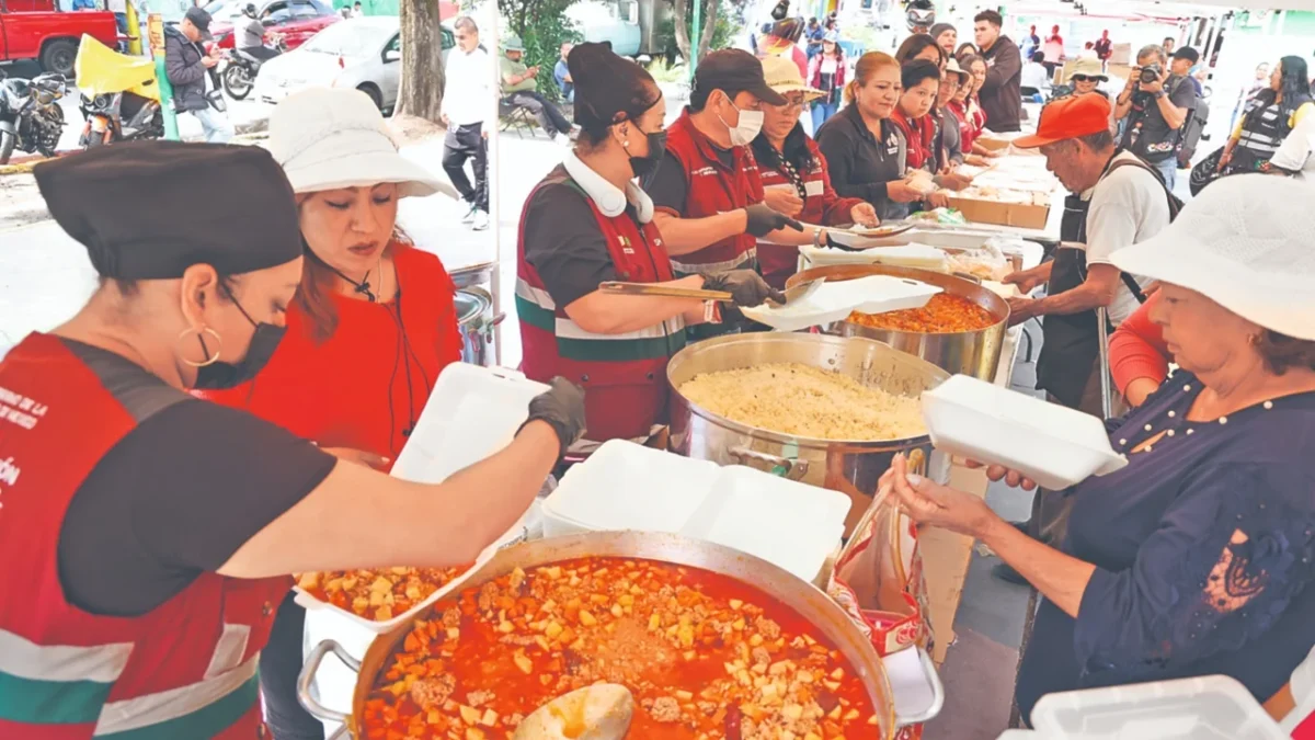 Tras la lluvia, funcionarios capitalinos entregan kits de limpieza y colchones a familias afectadas en Iztapalapa.