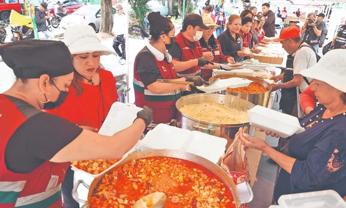 Tras la lluvia, funcionarios capitalinos entregan kits de limpieza y colchones a familias afectadas en Iztapalapa.