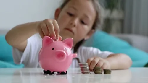 Banamex promueve educación financiera en niñas, enseñando a diferenciar necesidades, planear presupuestos y desarrollar habilidades económicas desde pequeñas.