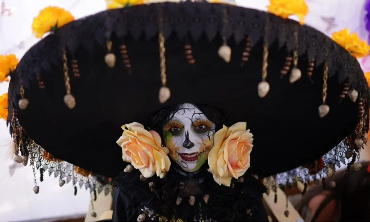 En su edición 15 de la Feria de la Catrina, este pueblo michoacano ofrece una amplia variedad de figuras de barro.