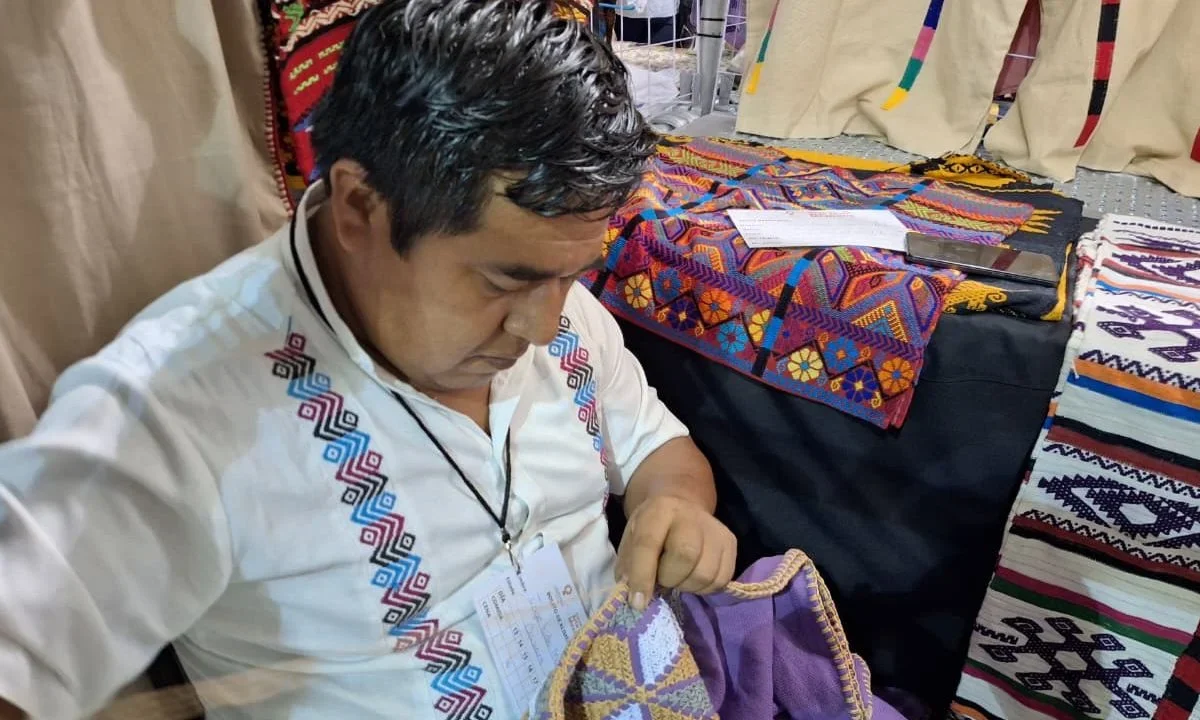 Con hilo y aguja en mano, los hombres bordadores también hallaron una forma de vida y de expresión en los tejidos.