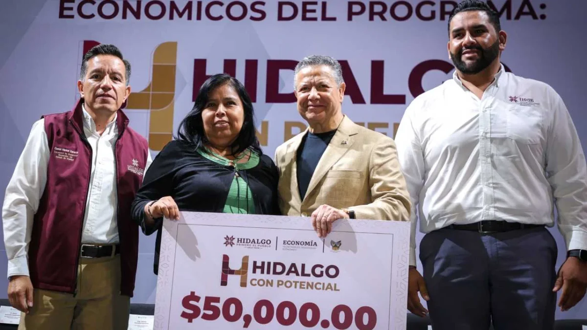 Julio Menchaca Salazar encabezó la entrega de apoyos para mipymes.