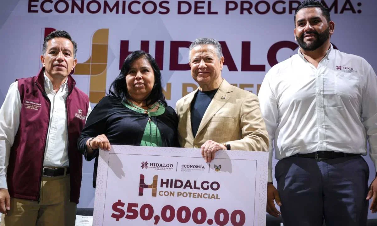 Julio Menchaca Salazar encabezó la entrega de apoyos para mipymes.