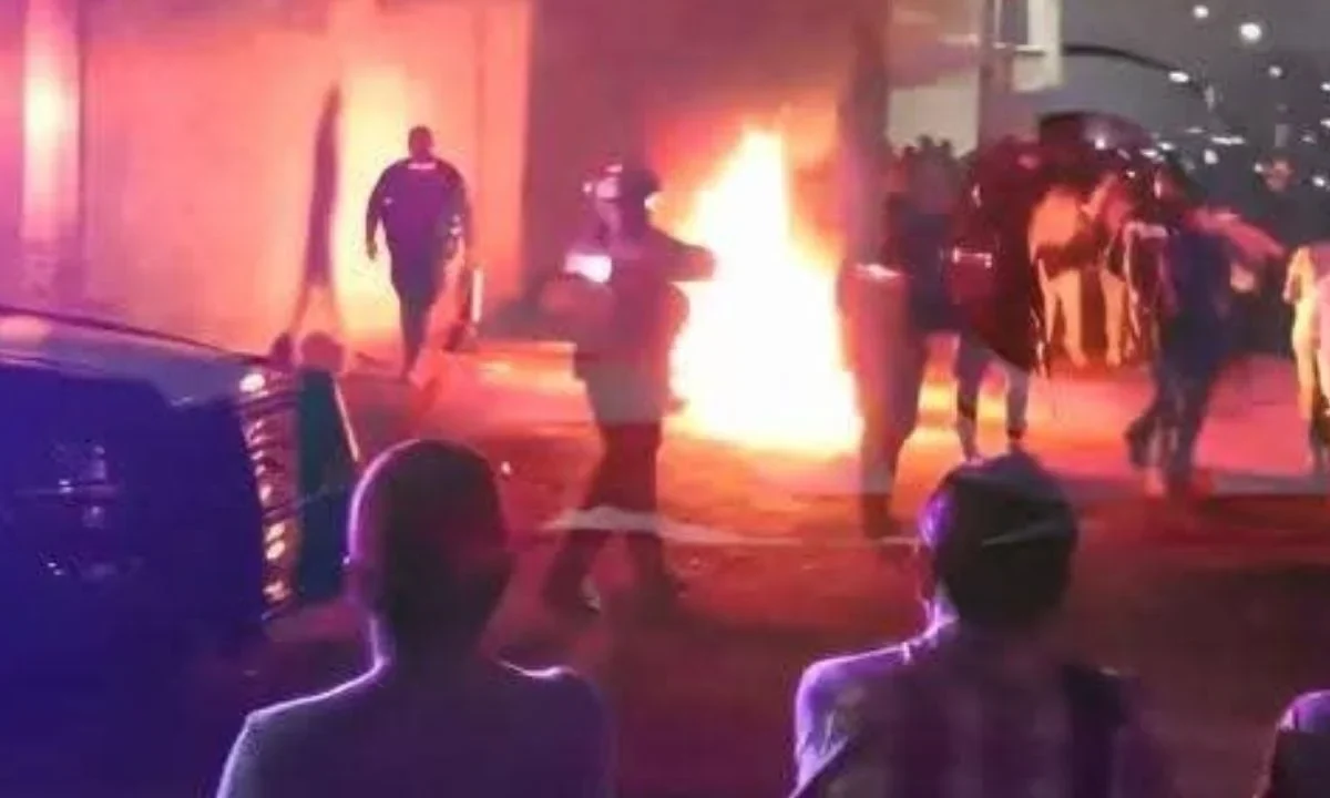 En Chalco, Edomex, lincharon a dos presuntos asaltantes; uno murió en el sitio, debido a la golpiza que le propinó la turba enardecida.