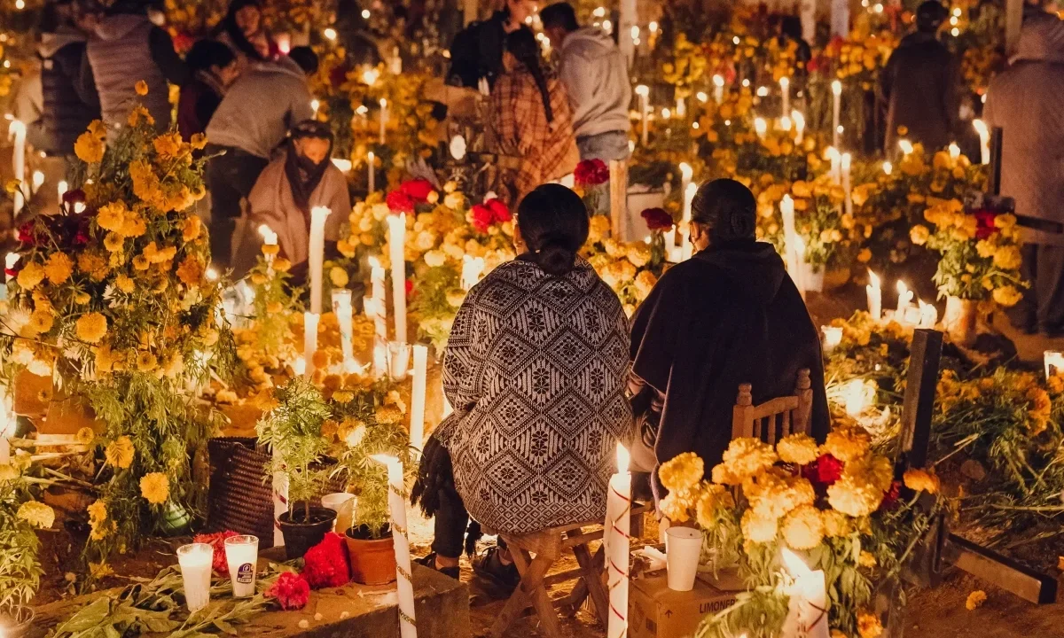 Altares, flores y velas iluminan los panteones más emblemáticos del país durante la celebración del Día de Muertos.