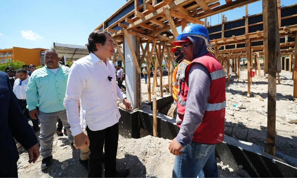 Mario Delgado, titular de la SEP, acudió a varios estados para supervisar avances en construcción de escuelas de bachilleratos.