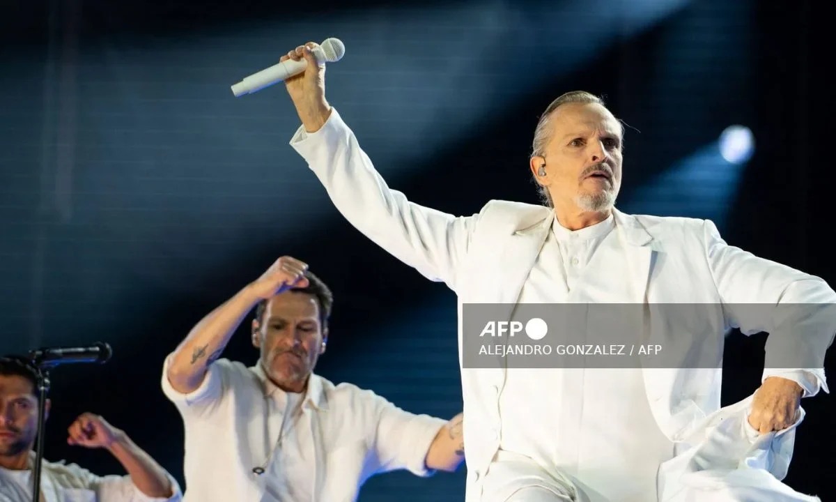 El cantante Miguel Bosé anunció que canceló su show en Nueva York por falta de visas de trabajo.