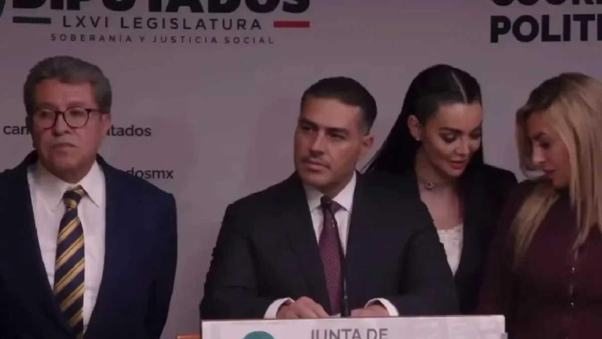 Ricardo Monreal describió a diputadas de Morena como las “batichicas”, quienes 'pelearon' por estar a lado de Harfuch.