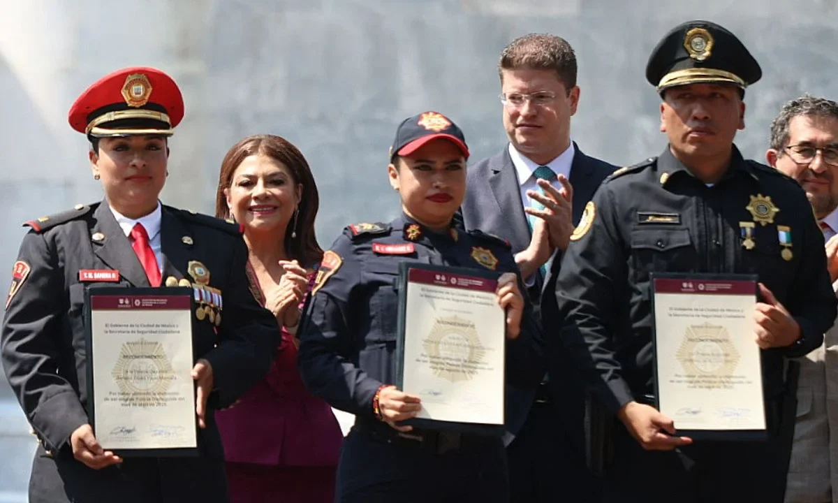 Reconoce Brugada labor de policías en marcha del 2 de octubre
