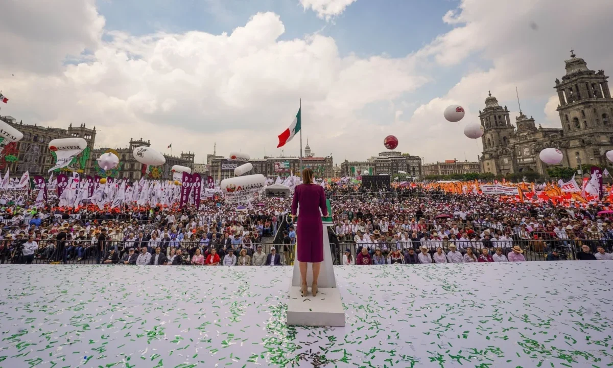 Claudia Sheinbaum durante su gira de rendición de cuentas desde el Zócalo, acompañada de gobernadores y su gabinete.